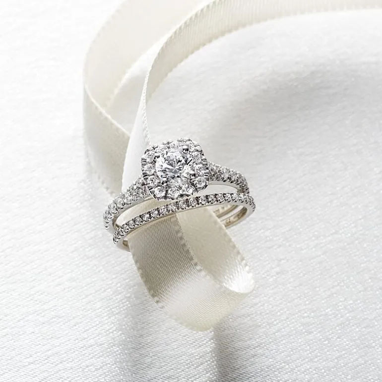 1 CT.T.W. (G / VS2-SI1) Lab-Grown Diamond Cushion Halo Wedding Engagement Ring in 10K Gold