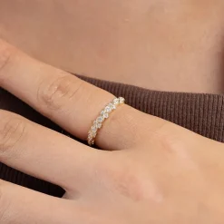 (H / I1) Womens 1/4 CT. T.W. Lab Grown White Diamond 10K Gold Anniversary Band