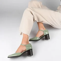 Journee Collection Evangeline Womens Moc Closed Toe Stacked Heel Pumps